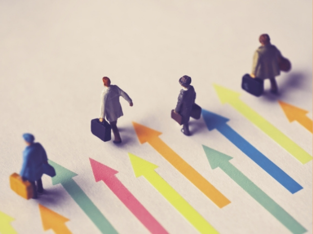 それぞれが自分のペースで成長してく様子を人形を使って表現している